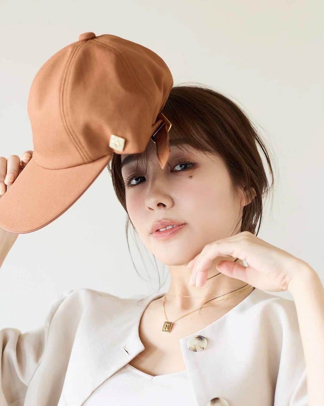 のインスタグラム：「‪‪■情報解禁■  皆様にご報告がございます。  なんと…！！  CA4LA×Nozomi Maeda   第2弾 コラボアイテムの発売が決定しました…！！  やっと言えた…！！  大好きな大好きなCA4LAさんと またアイテムを一緒に作らせていただけるなんて、本当に夢みたいです。  前回はバケハを作らせていただいたのですが、  のんてぃーず。以外の CA4LAのお客様にも手に取って いただけたみたいで感謝しかなかったです。  今回は私も大好きで、 そしてどんな時にでも身に付けたくなる キャップの形で作りました。 (今回もユニセックスなのでカップルでシェアしても◎)  アイテムのこだわりについて、 YouTubeでお話してるので是非ご覧ください。  発売は、 6/17(土)〜全国のCA4LAさん、 そしてCA4LAオンラインショップにて 発売いたします︎☺︎  ご購入いただきましたお客様には、 先着順で【付け替え用】のピンズを プレゼントします🎁  こちらはどちらのカラーも マットなデザインにしました。 (これも可愛いの…‪‪❤︎‬)   #のんCA4LA ‪‪  またこのタグが使えるようになって 嬉しいなぁ🏷 皆さんも沢山使ってくださいね︎。  6月14日19時～ インスタライブもします。 楽しみに待っていてくださいね。  6月は30歳の誕生月なので 情報解禁 満載でお届けします！！ そちらもお楽しみに🌙   #CA4LA  #CA4LAコラボ  #私のca4la   #ca4lacap」