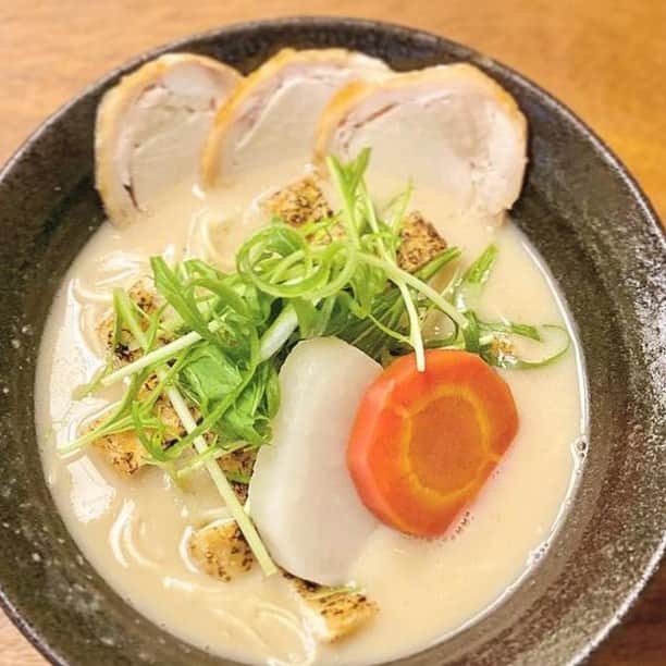 祇園麺処 むらじさんのインスタグラム写真 - (祇園麺処 むらじInstagram)「Kyoto's local chicken "Kyo Aka Jidori" based soup broth called "white" at MURAJI. Amazingly rich and flavorful tast.   MURAJI's special combo, "white" ramen and fried chicken or fried rice " is one of the menu you must try!   Although fried chicken is popular outside of Japan, MURAJI's fried chicken is authentic Japanese fried chicken and soooooo juicy!  Fried rice comes with a live performance by server.   Are you ready for motion movie?   #kyotofood #kyotogourmet #kyotolunch #kyotodinner #kyototravel #kyototrip  #ramenkyoto #kyotoramen #ramennoodles #ramen #chickenpaitan  #paitanramen #chickenramen #tsukemen  #ramenphotographer  #karaage #japanesegarden  #japantravel #kyototravel」6月2日 11時55分 - ramen_muraji