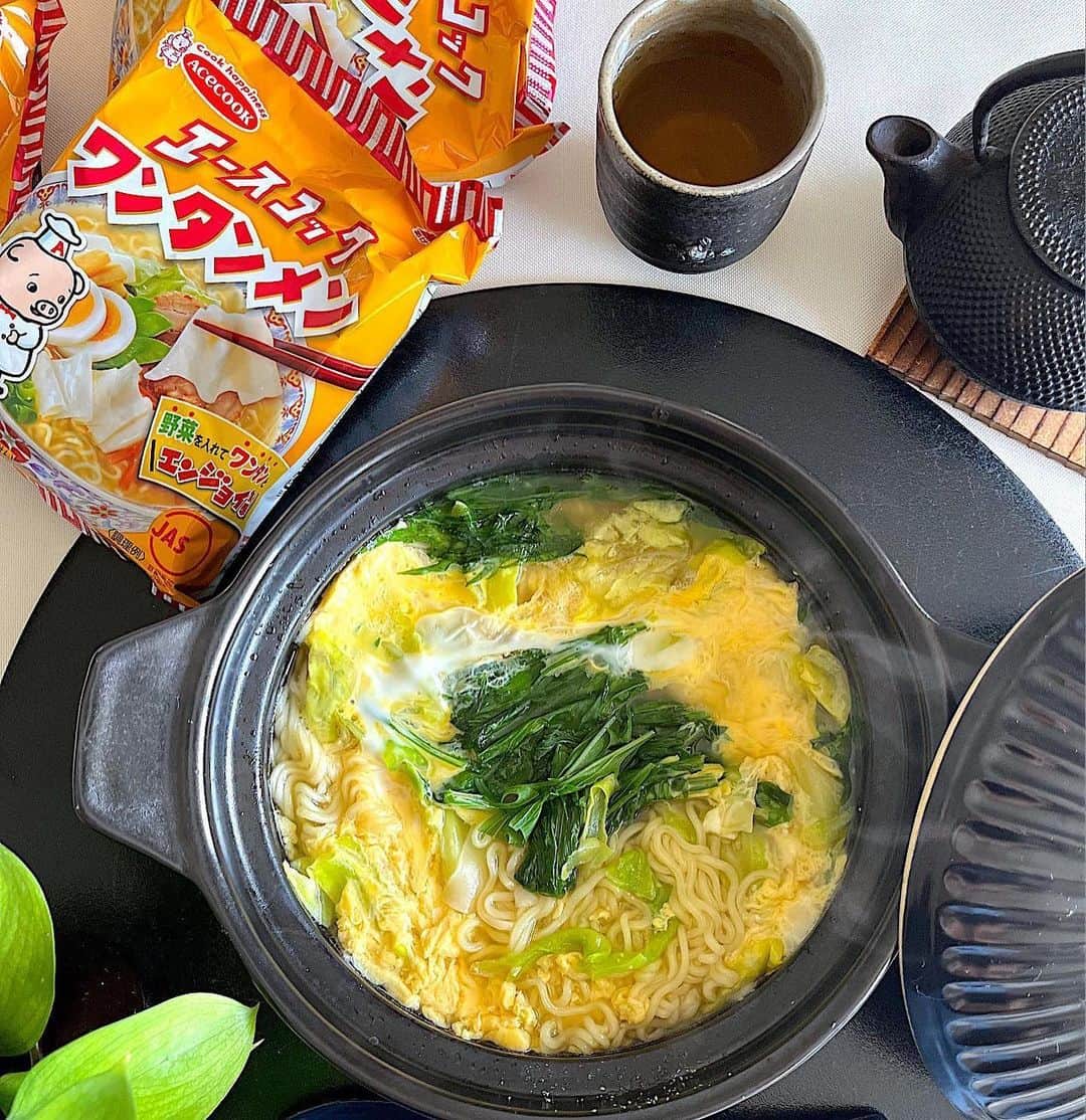 エースコックのこぶたのインスタグラム：「. 土鍋でワンタンメン✨  めんとキャベツと水菜を3分煮て、 粉末スープを加えたら、最後に溶き卵を回し入れて完成✨  卵は半熟状態で召し上がれ🥰  野菜は冷蔵庫にあるものでOK！        Special Thanks!📷@yoshiko.honnmura  #ワンタンメン #エースコック #アレンジレシピ #アレンジ #麺好きと繋がりたい #ランチ #昼ごはん」