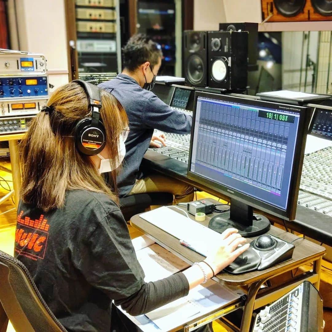 日本工学院さんのインスタグラム写真 - (日本工学院Instagram)「音響芸術科の学生が、ミュージックアーティスト科とのコラボ実習で収録を行っている様子💁 . 午前に楽器隊、午後にボーカルを録っていきました✨ . . 「#日本工学院」をチェック！！ 学生が投稿したリアルな日常風景を見ることができますよ！ . . #nihonkogakuin #専門学校 #日本工学院八王子専門学校 #日本工学院専門学校 #教職員投稿写真 #音響芸術科 #ミュージックアーティスト科 #若きつくりびと #音響 #音響機材 #映画 #映画監督 #映画鑑賞 #映画撮影 #舞台裏 #レコーディングスタジオ #レコーディングエンジニア #レコーディング #アーティスト #ミュージシャン」6月2日 12時02分 - nihonkogakuin