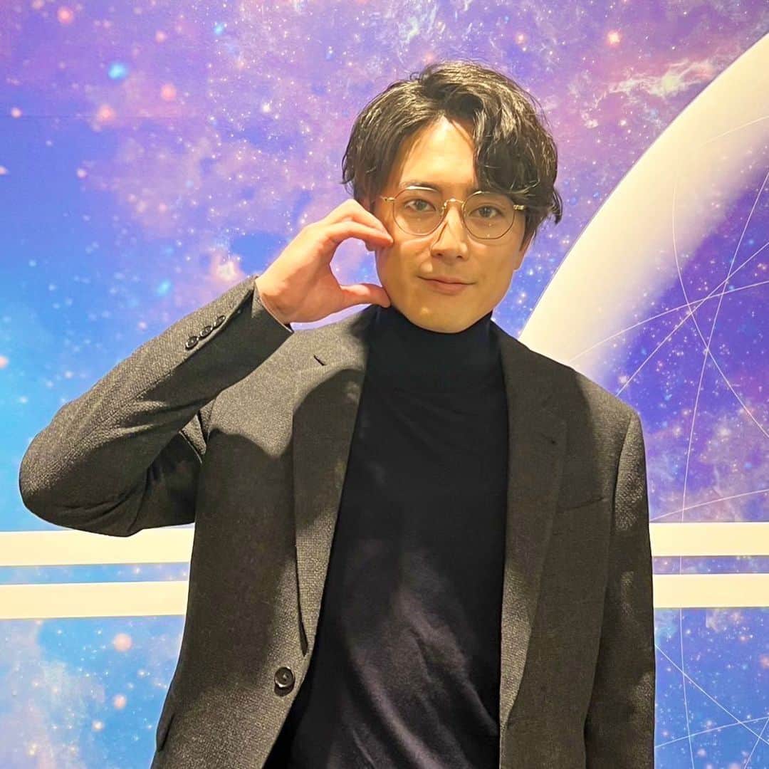 ペンディングトレイン-8時23分、明日 君とのインスタグラム：「. 蓮見涼平役 間宮祥太朗さん👏🩵  突如車両が消えた謎に迫る、物語のキーとなる人物です🔑  #ペンディングトレイン #ペントレ #物理の先生 #実は加藤の通う大学の教授 #蓮見教授居てくれてほっとした #現代でもペンディングされた乗客たちの消えた理由に近づいてくれる人が出てきてほっとした😮‍💨🫶🏻 #タイムワープ #どうしたら元の世界に戻れるのか #蓮見涼平 #間宮祥太朗 #第7話は今夜よる10時」
