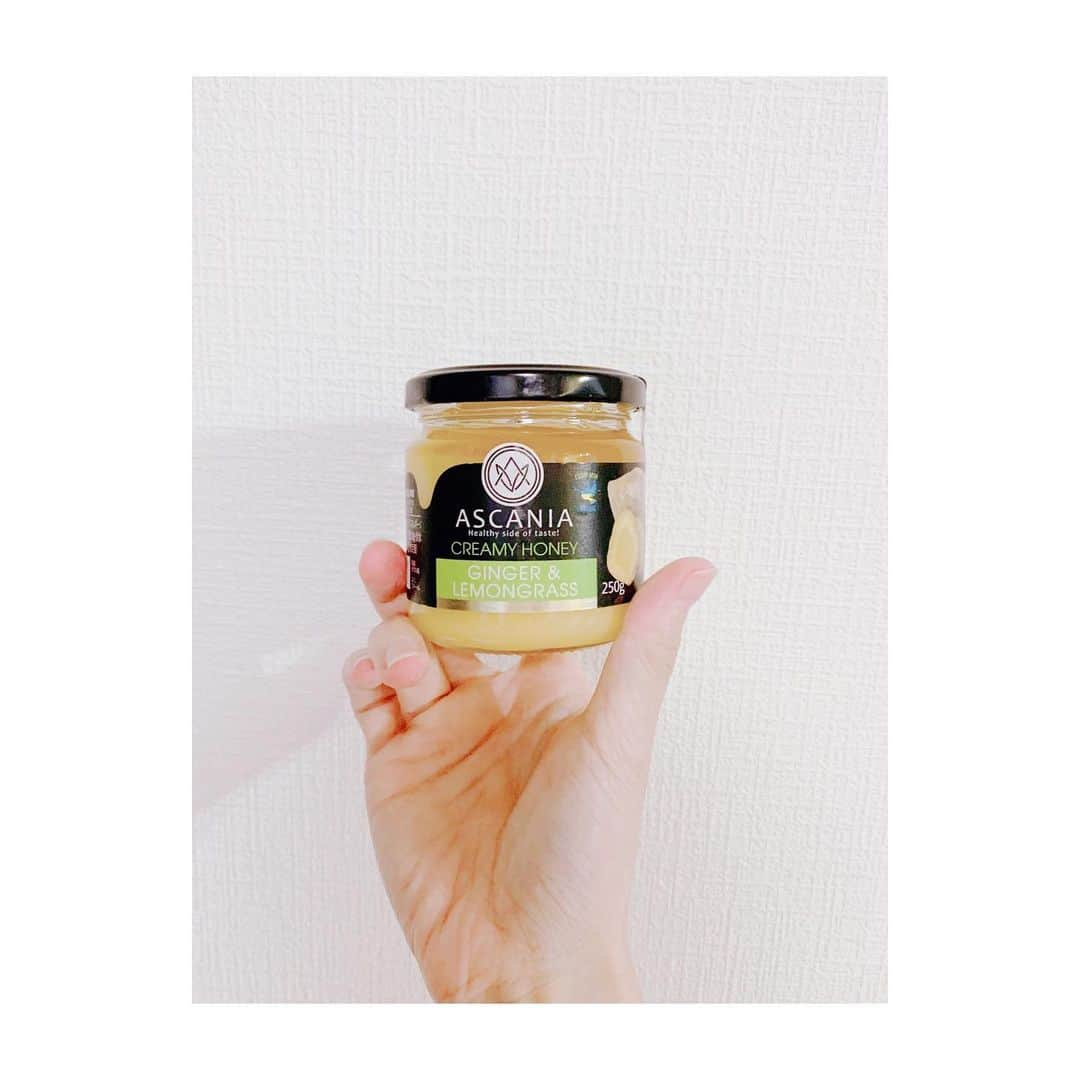 きよこのインスタグラム：「☺︎ UKRAINE HONEY🇺🇦🍯🫚🍋 #photooftheday * レモンを使った料理やお菓子が好きなのは昔から。 檸檬っていう漢字も好き。音の響きも好き。色も好き。香りも好き。いつかレモンになっちゃうんじゃないかな。」