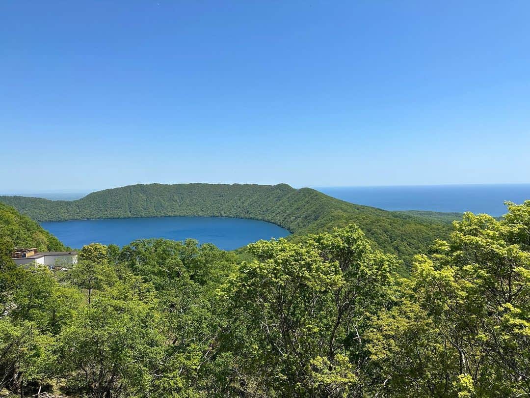 藤井美加子のインスタグラム：「#クッタラ湖  青い空と緑と🩵🟢🔵 美しい湖  #北海道 #hokkaidotrip  #父娘二人旅 #旅の記録 #hokkaido_lovers」