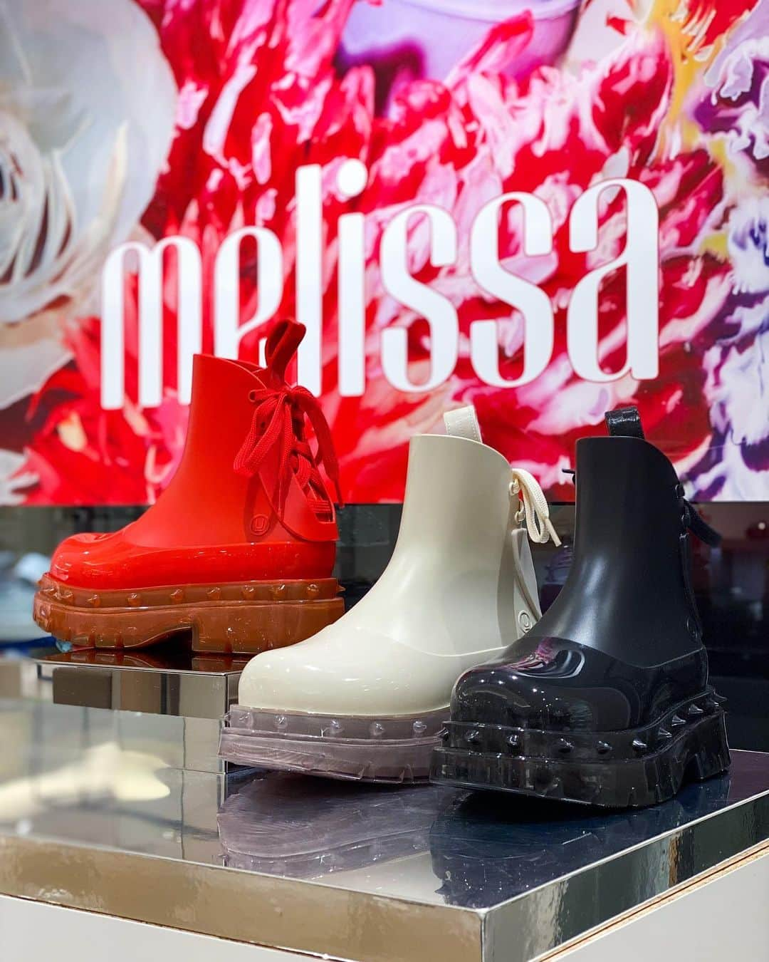 HANKYU.MODEさんのインスタグラム写真 - (HANKYU.MODEInstagram)「. MELISSA REAL JELLY POP UP STORE Until 6/13 At 4F『SNEAKER EDIT』 @hankyu_sneakeredit  ブラジル発のシューズブランド「MELISSA (メリッサ)」から、2023年 春夏コレクションが登場。注目の限定コラボレーションアイテムをはじめ、メリッサらしいカラフルで気分を上げてくれるアイテムをご紹介。梅雨の時期にもぴったりなサンダルやレインブーツも。  詳しくはプロフィールURLをチェック！ @hankyumode  Page1,2　ブーツ　各48,400円 Page3,4　サンダル　各29,700円　  Page5,6 バッグ　22,000円 サンダル　各24,200円  Page7　サンダル　各24,200円 Page8　サンダル　各29,700円 Page9　サンダル　各19,800円  #Melissa #メリッサ #hankyumode #hankyu #阪急百貨店 #阪急本店 #うめはん #ファッション  #トレンドファッション #サンダル #ミュール #バッグ #カラーサンダル #フラットサンダル #ブーツ #レインブーツ」6月2日 12時04分 - hankyumode