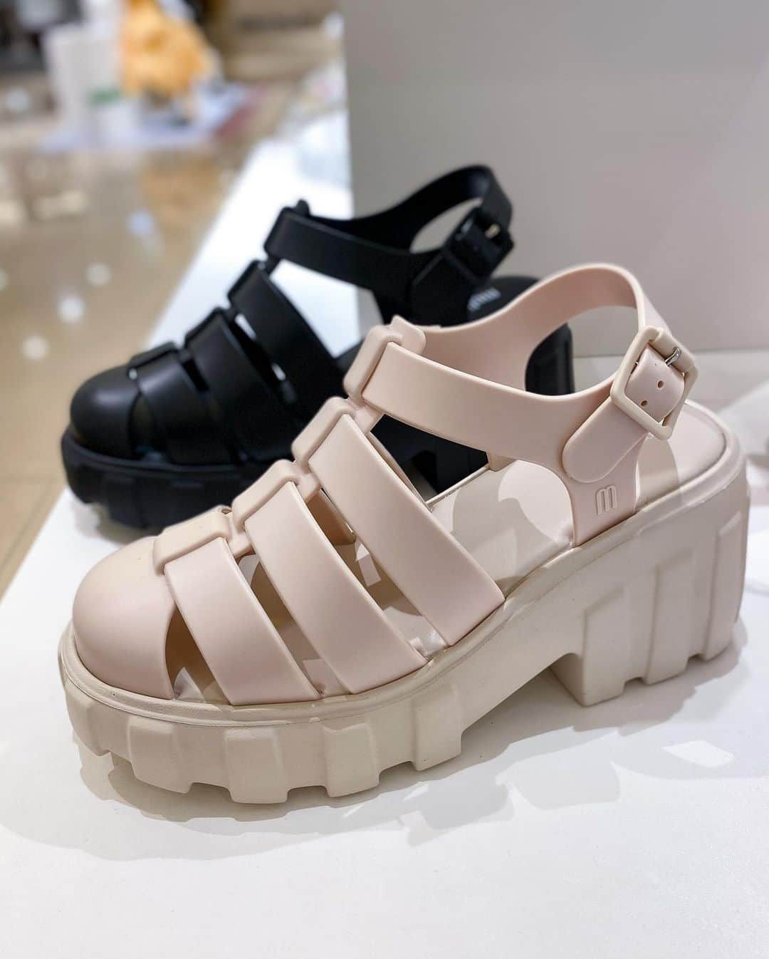 HANKYU.MODEさんのインスタグラム写真 - (HANKYU.MODEInstagram)「. MELISSA REAL JELLY POP UP STORE Until 6/13 At 4F『SNEAKER EDIT』 @hankyu_sneakeredit  ブラジル発のシューズブランド「MELISSA (メリッサ)」から、2023年 春夏コレクションが登場。注目の限定コラボレーションアイテムをはじめ、メリッサらしいカラフルで気分を上げてくれるアイテムをご紹介。梅雨の時期にもぴったりなサンダルやレインブーツも。  詳しくはプロフィールURLをチェック！ @hankyumode  Page1,2　ブーツ　各48,400円 Page3,4　サンダル　各29,700円　  Page5,6 バッグ　22,000円 サンダル　各24,200円  Page7　サンダル　各24,200円 Page8　サンダル　各29,700円 Page9　サンダル　各19,800円  #Melissa #メリッサ #hankyumode #hankyu #阪急百貨店 #阪急本店 #うめはん #ファッション  #トレンドファッション #サンダル #ミュール #バッグ #カラーサンダル #フラットサンダル #ブーツ #レインブーツ」6月2日 12時04分 - hankyumode