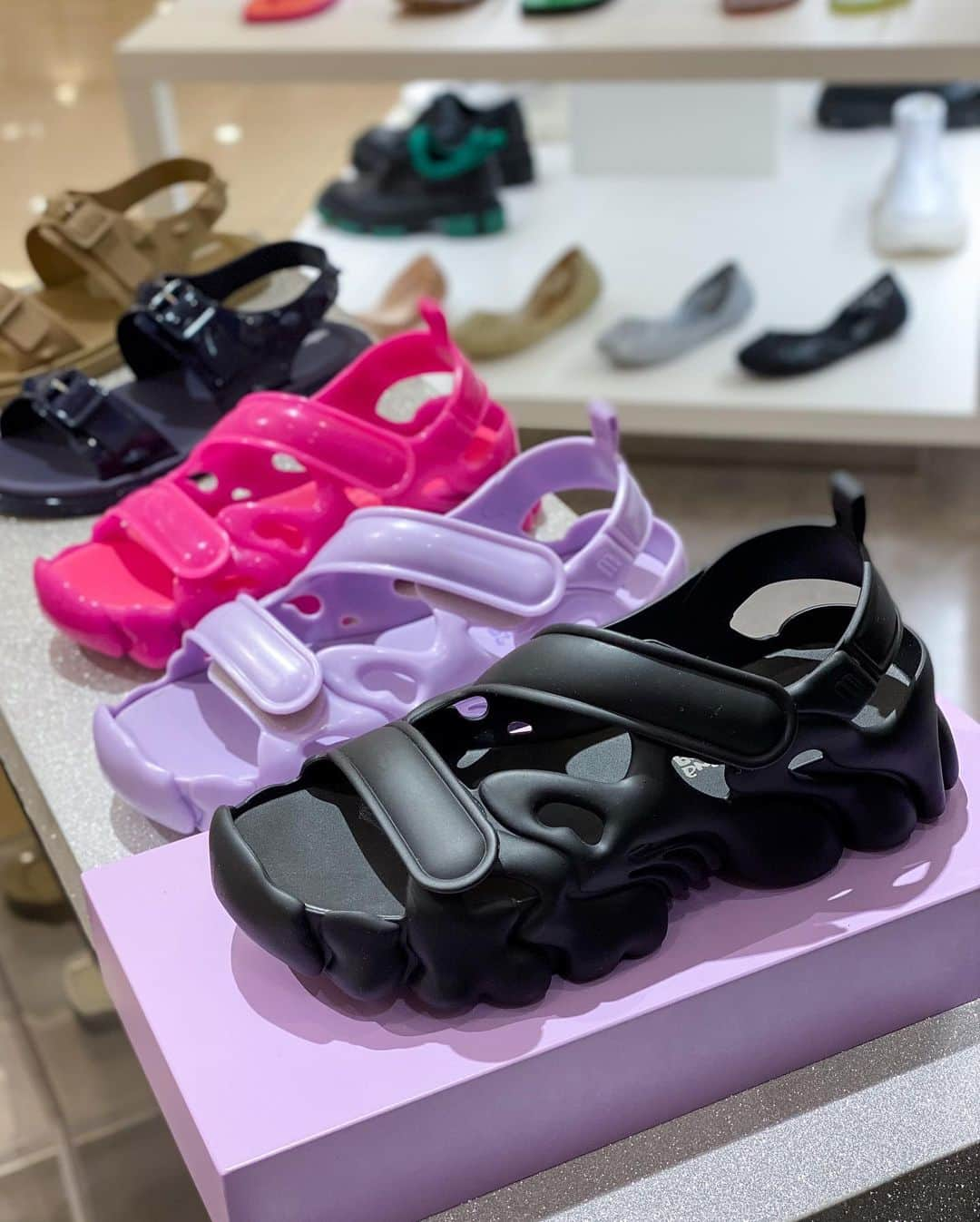 HANKYU.MODEさんのインスタグラム写真 - (HANKYU.MODEInstagram)「. MELISSA REAL JELLY POP UP STORE Until 6/13 At 4F『SNEAKER EDIT』 @hankyu_sneakeredit  ブラジル発のシューズブランド「MELISSA (メリッサ)」から、2023年 春夏コレクションが登場。注目の限定コラボレーションアイテムをはじめ、メリッサらしいカラフルで気分を上げてくれるアイテムをご紹介。梅雨の時期にもぴったりなサンダルやレインブーツも。  詳しくはプロフィールURLをチェック！ @hankyumode  Page1,2　ブーツ　各48,400円 Page3,4　サンダル　各29,700円　  Page5,6 バッグ　22,000円 サンダル　各24,200円  Page7　サンダル　各24,200円 Page8　サンダル　各29,700円 Page9　サンダル　各19,800円  #Melissa #メリッサ #hankyumode #hankyu #阪急百貨店 #阪急本店 #うめはん #ファッション  #トレンドファッション #サンダル #ミュール #バッグ #カラーサンダル #フラットサンダル #ブーツ #レインブーツ」6月2日 12時04分 - hankyumode