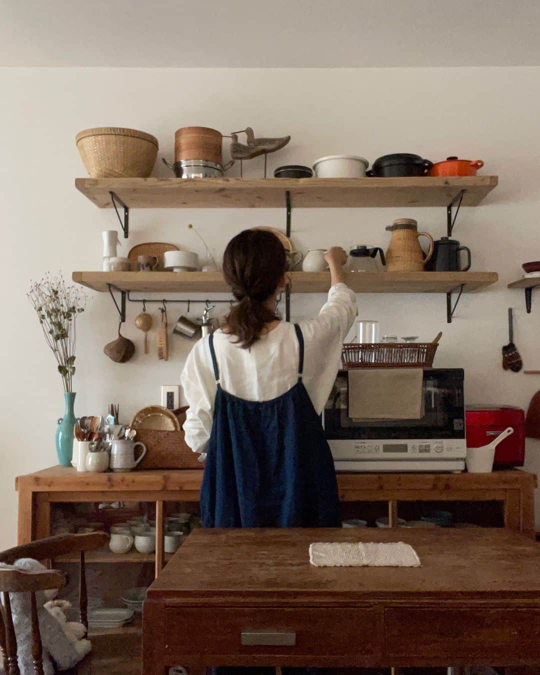 ムクリ［mukuri］さんのインスタグラム写真 - (ムクリ［mukuri］Instagram)「多くの時間を共に過ごす台所は「好き」が詰まった場所〜台所仕事と道具を楽しむ暮らし  megumiさんにとって台所は  一日の中で、一番多くの時間を過ごす場所。   幼いお子さんと暮らす  慌ただしい毎日の台所仕事に  気持ちの余裕を与えてくれるのが  お気に入りの台所道具でした。   扱いに手間がかかっても  あえて選んで使っている自然素材の道具たち。   大変であるはずの台所仕事を  楽しいと思えている理由がそこにありました。   古道具や籠など馴染み深さのある味わいや、  どこか落ち着ける雰囲気を感じる台所には  megumiさんの「好き」がたくさん詰まっています。   台所仕事と道具を楽しむ暮らし  ぜひご覧になってみてくださいね♩   ▶︎ご紹介した読みもの 「台所仕事」と検索するとご覧いただけます  –––––––––––––––––– ムクリ公式アカウントでは くらしの中にある"好き"や"コダワリ"を毎日お届け。  インテリア、整理収納から家づくりなど 日常で参考になる情報から サラッと読める短編コラムまで ご紹介していますのでフォローしてぜひご覧ください。 ▶︎ @mukuri_official ・  「 #ムクリ 」のタグもいつも楽しく拝見しています☺️  オリジナルブランドは @daily_mukuri  くらしの中にあったらいいいな、 そんな商品を企画・制作、集めています。 ––––––––––––––––––  #キッチン #台所 #台所道具 #対面キッチン #ウッドワン #キッチン背面 #飾り棚 #足場板 #水屋箪笥 #食器棚 #パントリー #籠 #市場籠#籠収納 #古道具 #アンティーク家具#古材 #北欧家具 #ドライフラワー #インテリア #日々#暮らし#暮らしを整える#こどものいる暮らし#暮らしを楽しむ#くらしの編集#ムクリ」6月2日 12時05分 - mukuri_official