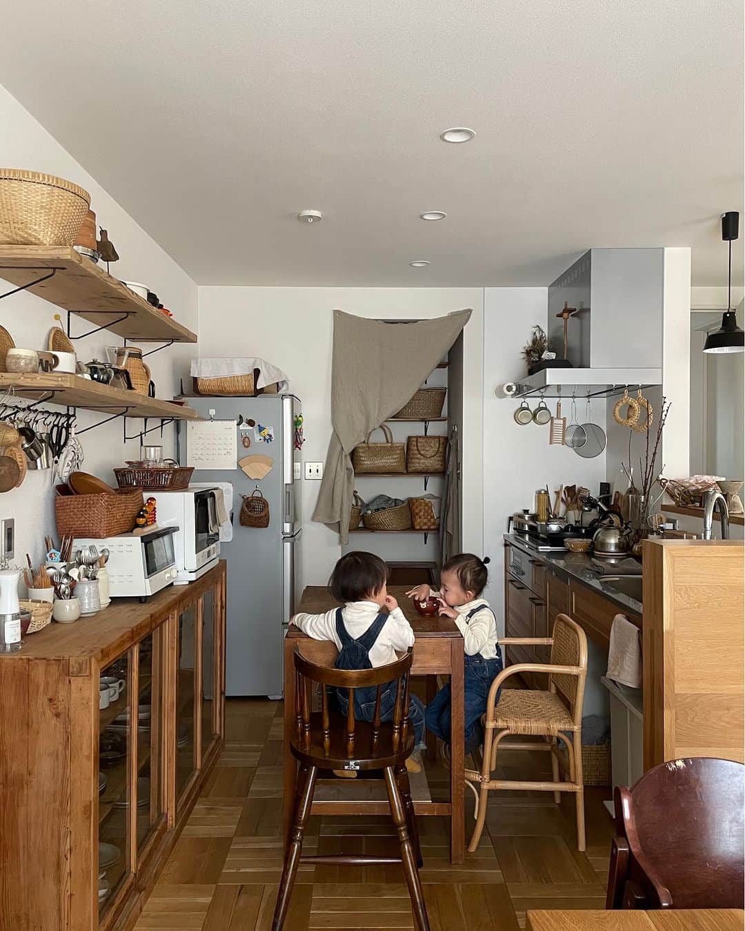 ムクリ［mukuri］さんのインスタグラム写真 - (ムクリ［mukuri］Instagram)「多くの時間を共に過ごす台所は「好き」が詰まった場所〜台所仕事と道具を楽しむ暮らし  megumiさんにとって台所は  一日の中で、一番多くの時間を過ごす場所。   幼いお子さんと暮らす  慌ただしい毎日の台所仕事に  気持ちの余裕を与えてくれるのが  お気に入りの台所道具でした。   扱いに手間がかかっても  あえて選んで使っている自然素材の道具たち。   大変であるはずの台所仕事を  楽しいと思えている理由がそこにありました。   古道具や籠など馴染み深さのある味わいや、  どこか落ち着ける雰囲気を感じる台所には  megumiさんの「好き」がたくさん詰まっています。   台所仕事と道具を楽しむ暮らし  ぜひご覧になってみてくださいね♩   ▶︎ご紹介した読みもの 「台所仕事」と検索するとご覧いただけます  –––––––––––––––––– ムクリ公式アカウントでは くらしの中にある"好き"や"コダワリ"を毎日お届け。  インテリア、整理収納から家づくりなど 日常で参考になる情報から サラッと読める短編コラムまで ご紹介していますのでフォローしてぜひご覧ください。 ▶︎ @mukuri_official ・  「 #ムクリ 」のタグもいつも楽しく拝見しています☺️  オリジナルブランドは @daily_mukuri  くらしの中にあったらいいいな、 そんな商品を企画・制作、集めています。 ––––––––––––––––––  #キッチン #台所 #台所道具 #対面キッチン #ウッドワン #キッチン背面 #飾り棚 #足場板 #水屋箪笥 #食器棚 #パントリー #籠 #市場籠#籠収納 #古道具 #アンティーク家具#古材 #北欧家具 #ドライフラワー #インテリア #日々#暮らし#暮らしを整える#こどものいる暮らし#暮らしを楽しむ#くらしの編集#ムクリ」6月2日 12時05分 - mukuri_official