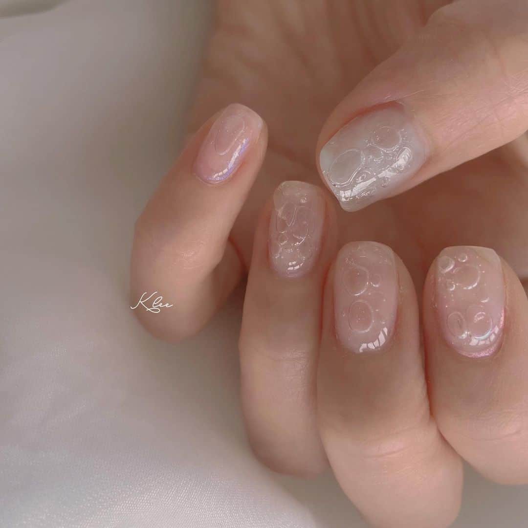 PATRA magazineさんのインスタグラム写真 - (PATRA magazineInstagram)「【NEXTトレンドデザイン！バブルネイル💅🫧】  じわじわ人気が出てきている”バブルネイル”って知ってる✨？  小さな泡がたくさん入ったデザインが新しくて夏っぽくて可愛い🫧  特にバブルをハート型にしたり、パーツを組み合わせるアレンジがおすすめ🖤  次はぜひ”バブルネイル”に挑戦してみてね🎐  ＼ thank you 🦢 ／ @luire__nail / @taka.ayako_0611 @yui_teddy_nail / @varie_yuka @photon_y / @nailpom_nico @kitty_nome / @maiyannail @serika1226  今みんなの中で流行っている事やアイテムがあれば @patra__jp をタグ付けしてぜひ教えてね🔔  皆さんのすてきな投稿をぜひ紹介させてください！ . . #バブルネイル #トレンドネイル #泡ネイル #ニュアンスネイル #夏ネイル」6月2日 12時05分 - patra__jp