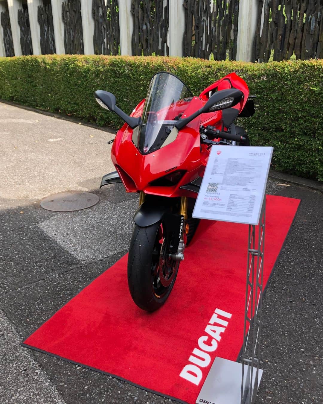 Ducati Japanさんのインスタグラム写真 - (Ducati JapanInstagram)「6月2日は何の日かご存知ですか？  実はドゥカティの生まれ故郷であるイタリアの建国記念日なのです。  1861年にイタリア統一が成立したことを記念する「Festa della Repubblica（共和国の祝日）」として、イタリアでは多くの人々が休暇を楽しむ一日となっています。  イタリア大使館ではセレモニーが開催される予定で、イタリアを代表するブランドとしてドゥカティもバイクを展示して会場に花を添え、一緒にこの記念日を祝います。  #ドゥカティいいじゃん #ドゥカティ #Ducati #イタリア #イタリア建国記念日」6月2日 12時11分 - ducatijapan