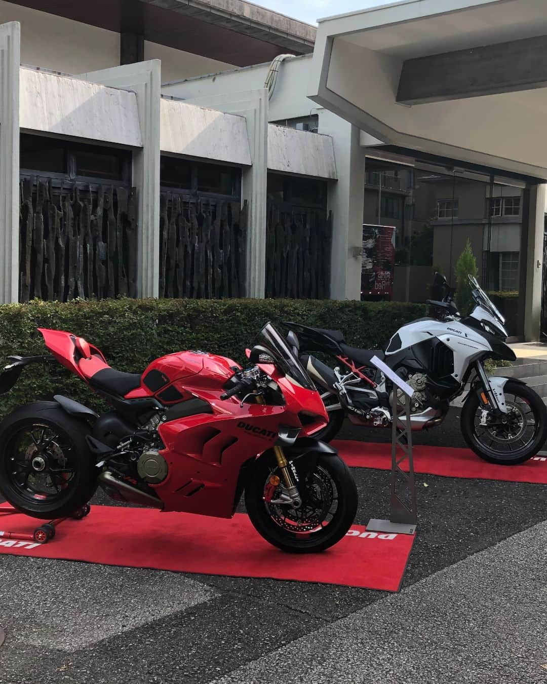 Ducati Japanさんのインスタグラム写真 - (Ducati JapanInstagram)「6月2日は何の日かご存知ですか？  実はドゥカティの生まれ故郷であるイタリアの建国記念日なのです。  1861年にイタリア統一が成立したことを記念する「Festa della Repubblica（共和国の祝日）」として、イタリアでは多くの人々が休暇を楽しむ一日となっています。  イタリア大使館ではセレモニーが開催される予定で、イタリアを代表するブランドとしてドゥカティもバイクを展示して会場に花を添え、一緒にこの記念日を祝います。  #ドゥカティいいじゃん #ドゥカティ #Ducati #イタリア #イタリア建国記念日」6月2日 12時11分 - ducatijapan