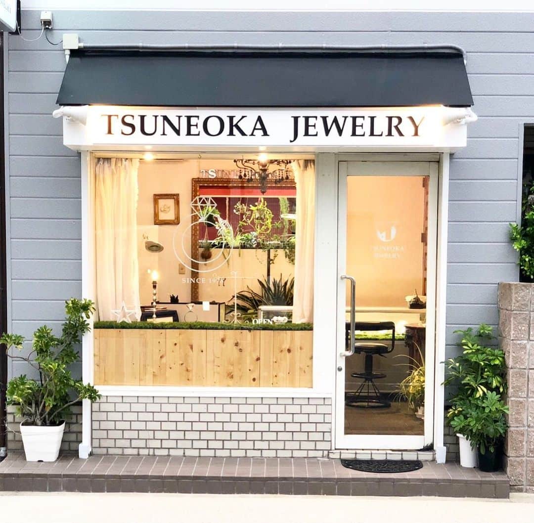 のインスタグラム：「先日そごう横浜店でのPOP-UPイベントを終えて、以前からオーダーを頂いているジュエリーの製作に取り掛かっています！  次回POP-UP STORE 6月14日(水)〜6月20日(火) 岩田屋久留米店 1階イベントスペース 10:00-19:00  期間中以外はアトリエ兼ショップにて製作.販売を行なっています。 宜しくお願い致します。  #tsuneokajewelry#ジュエリー#fukuoka」