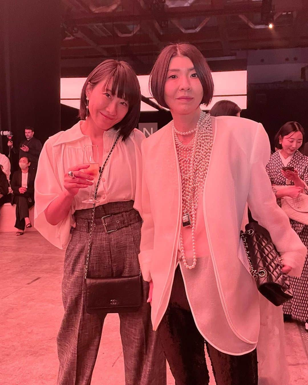 白幡啓さんのインスタグラム写真 - (白幡啓Instagram)「CHANEL 2022〜23 メティエダールコレクション が 東京ビックサイトで行われました✨ 素晴らしいクリエイションを間近に見れる感動🥺 触れてみたいと思わせる お洋服が沢山ありました✨✨  そして 会場にも！！豪華絢爛な人 人　人✨✨✨✨✨✨✨  皆様思い思いの自由なコーディネートを見ている楽しさったら‼️ 希望しか見えなかった時間でした😊 お招き頂きありがとうございました😊  そして 今回は凄く良くあってるんだけど😆 三人だけで行動するのが久しぶり で、会う人会う人に何かしら感想を言われる スタイリスト三人組 で 楽しかったわ💕💕」6月2日 12時12分 - 1030kei