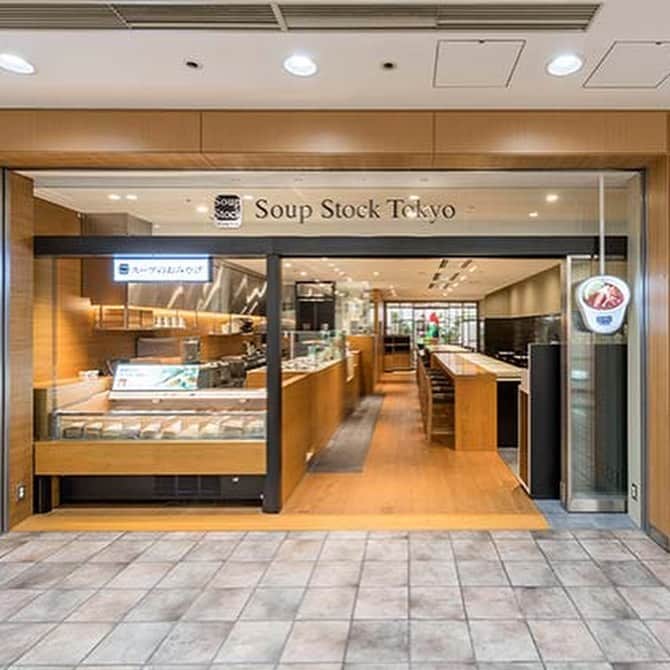 スープストックトーキョー 公式さんのインスタグラム写真 - (スープストックトーキョー 公式Instagram)「🎊「Soup Stock Tokyo渋谷マークシティ店」6/2(金)リニューアルオープン🎊  渋谷駅直結の渋谷マークシティ内にある「Soup Stock Tokyo 渋谷マークシティ店」が本日リニューアルオープンしました。  リニューアルオープンに先駆け、6/1にはお客さまをお招きし、レセプションを行いました。レセプション開催の準備から実施までの様子をご紹介いたします。 ※掲載している写真はお客さまに撮影許可をいただいております  レセプションでは、お見かけしたことがあったお客さまとも初めてゆっくりお話することができ、一人ひとりのお客さまと向き合えた嬉しいひとときとなりました。リニューアルオープン後もたくさんのお客さまとあたたかい関係を築いていきたいです。  手軽なランチに、お買い物の合間の休憩に、仕事帰りのお食事に。それぞれの生活に寄り添い、心まで温かくなるようなサービスを引き続きお届けしてまいります。本日からもお待ちしております。  #soupstocktokyo #スープストックトーキョー #スープストック #スープ　#食べるスープ専門店」6月2日 12時13分 - soupstocktokyo