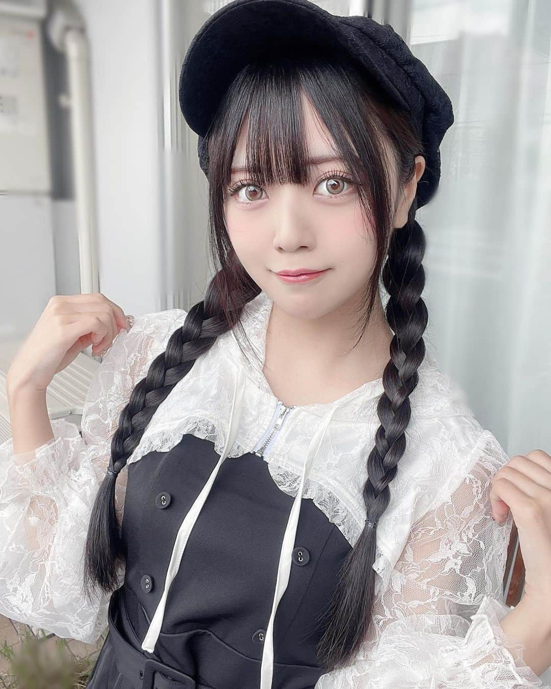 椎名音心のインスタグラム：「・ お気に入りのお洋服🤍 最近BUBBLESさんのお洋服にハマってる🥺 これ友達が着てて、可愛すぎたからお揃いにしたんだよね〜🐱💖 ・ ・ ・ #bubbles #バブルス #地雷系女子 #地雷 #地雷女 #地雷系 #地雷女子 #地雷コーデ #地雷系ファッション #地下アイドル #アイドル #自撮り #自撮り界隈 #自撮り女子 #みつあみ #モデル #お仕事依頼受付中 #お洋服 #お洋服大好き」