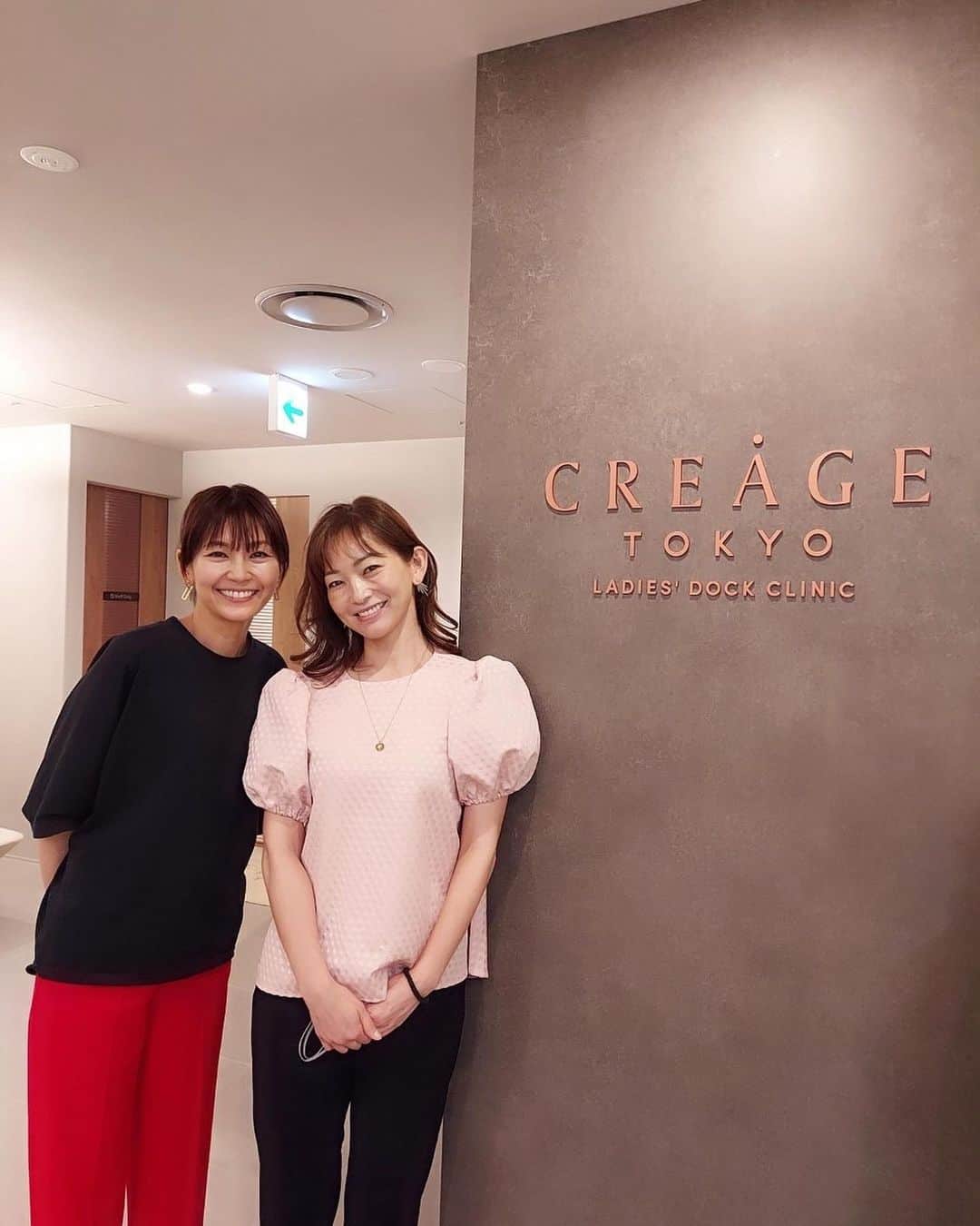 ナオのインスタグラム：「純ちゃんと　@creagetokyo_ld に 「YOU健診」を受けに行って来ました。  40代以上の女性に受けてほしい、必要な検査が入ったプラン。 子宮、卵巣、大腸、乳房が検査内容になっています。  今回は子宮と乳房の検査でしたが、全てやるには時間もかかるだろうし、緊張するから純ちゃん一緒に行こう〜ってなりましたが、スタッフの方々、先生みんな親切で手際が良くスムーズに終わりました。  そして、ラグジュアリーな空間なので緊張感もなく、むしろもっといたーいってなりました😅  自分のことは後回しになりがちな健康診断。一年に一回はきちんと検査に来ないとですね。  私みたいに緊張したり、躊躇してる方がいましたら　@creagetokyo_ld がおすすめです😊  #クレアージュ東京レディースドッククリニック #you健診#婦人科検診#健康診断#pr」