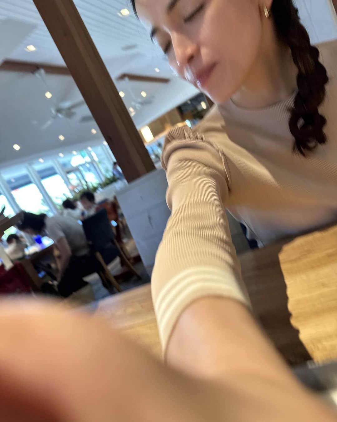 知念里奈のインスタグラム：「えっ！？  もう6月？？？ 😵😱🫣🫠🤷‍♀️  #浦島太郎状態  #始まらないまま始まっちゃってる #チョイ待ちbaby！ #梅雨入りで #絶不調」