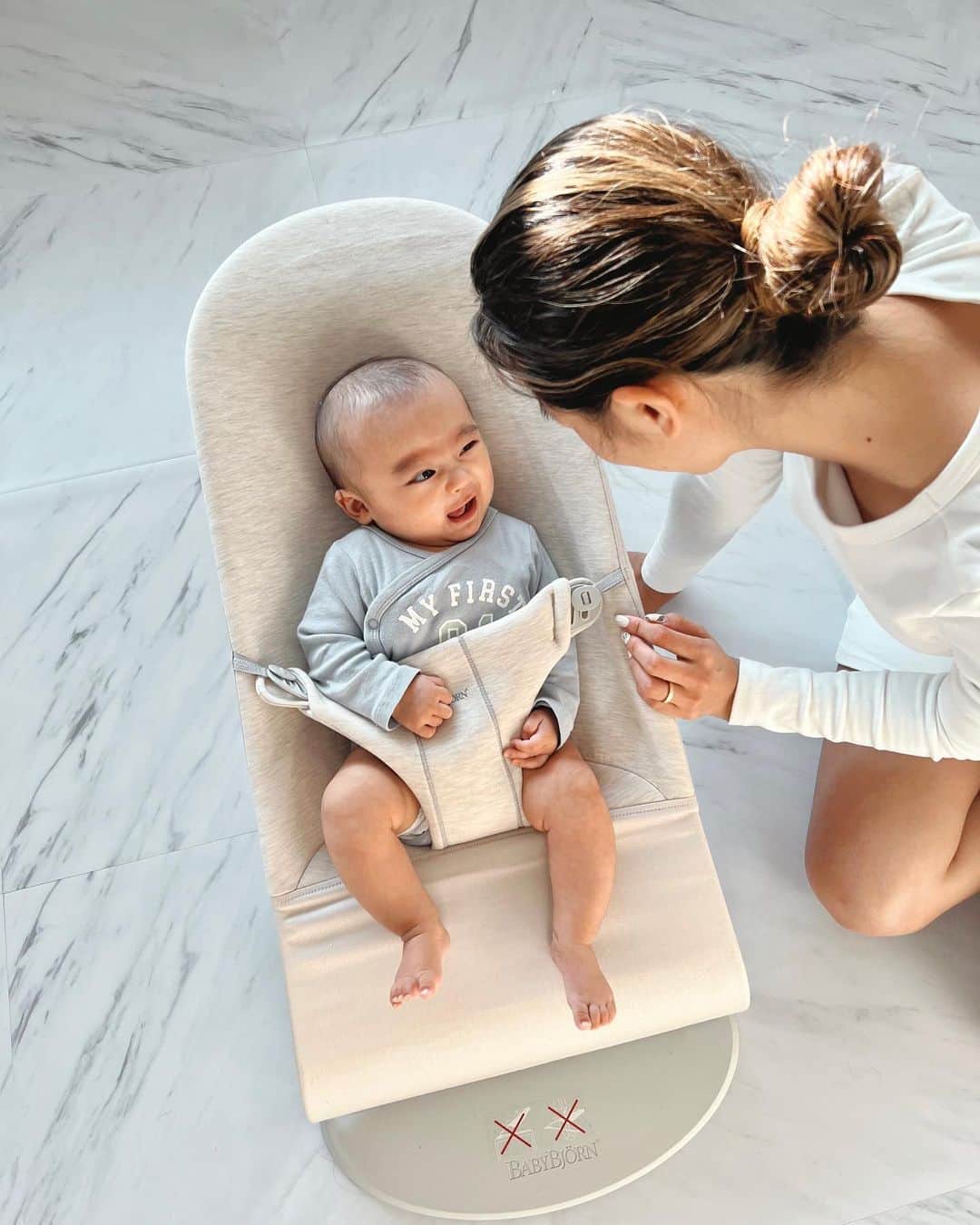 遠山茜子のインスタグラム：「𝒩𝑒𝓌 𝒷𝒶𝒷𝓎 𝒾𝓉𝑒𝓂   @babybjorn のバウンサー 足癖悪いうちの子はこの動く感覚がすごい好きみたい🤍‼︎ ママが家のことしたい時とかこのバウンサーで笑いながら遊んでくれててすんごい助かってるの🧸🤎  #babybjorn #バウンサーbliss #ベビージョルン」