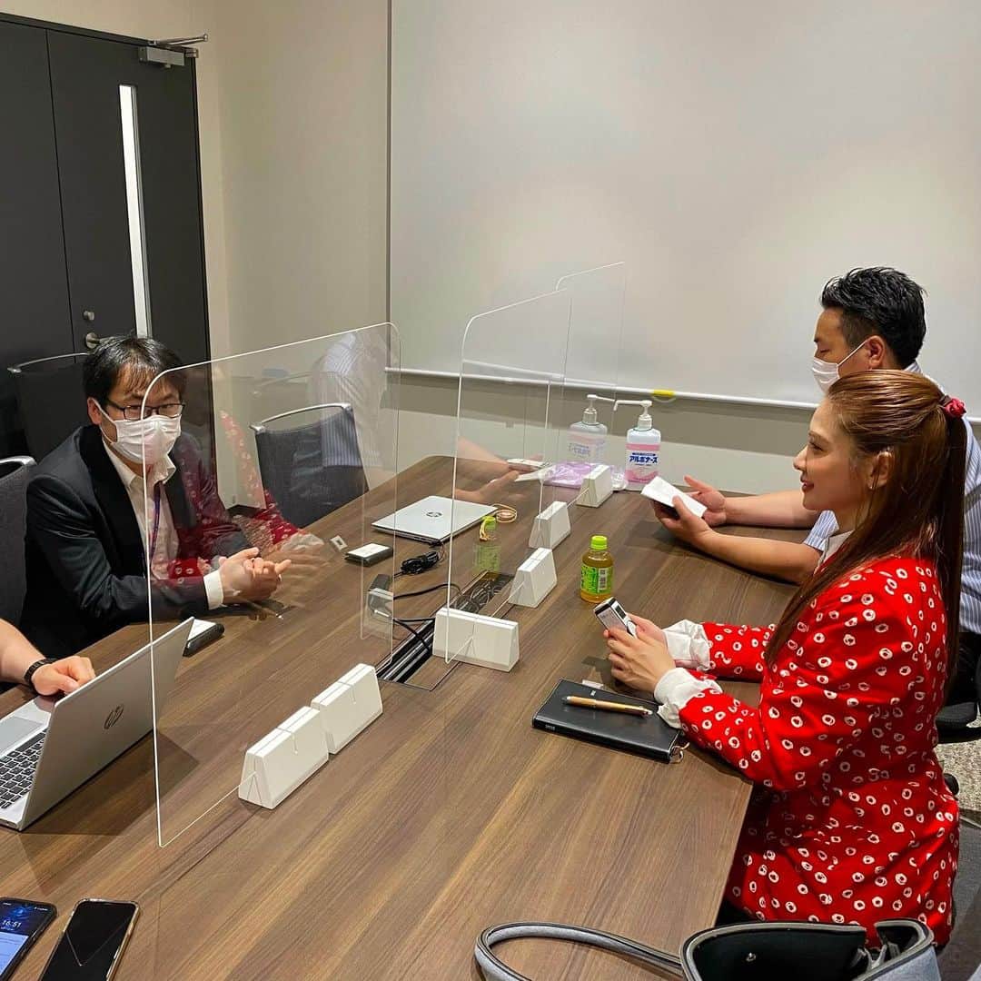 金山睦のインスタグラム：「6月に入りましたね🥳  ストーリーズには少し載せていましたが、来月には皆さんにやっと‼︎‼︎‼︎ちゃんとお知らせできることがあるので、どうか楽しみにしていてください☺️🥰✨  昨年末からずっと動いていたことなので、皆さんの反応が私もとても楽しみです☺️✨✨ #お知らせ　#news」