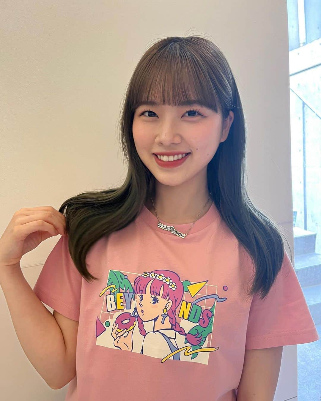 小林萌花のインスタグラム：「本日！  GU×ハロプロの商品が公開になりました〜！！🎉  各グループオリジナルTシャツ・アクセサリーや25周年Tシャツなど盛りだくさんなので、ぜひゲットしてくださいね〜！💚  #BEYOOOOONDS #ハロプロ #helloproject #コラボTシャツ #GU」