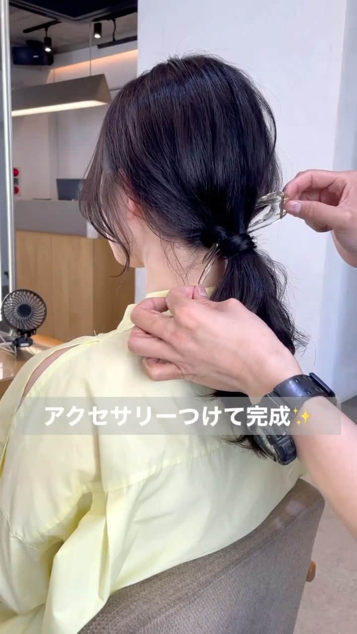 吉田達弥のインスタグラム：「簡単ポニーテールアレンジ💫  こと後に大学に行くので こなれたシンプルなポニーテールにしました👏✨  いつも仕上げは巻き髪でスタイリングしていますが、 ヘアアレンジしていつもと雰囲気変えるのも良いですね☀️  当日に簡単ヘアアレンジをご希望の方は カウンセリング時にご相談ください💐  #ヘアアレンジ　#カット　#ヘアカラーベージュ  #ミントカラー  #レイヤーカットロング  #おくれ毛　#編み下ろし  #ヘアアクセサリー」