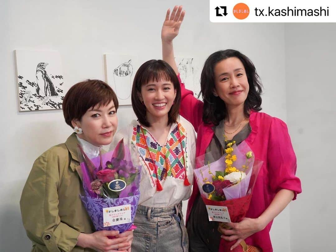 渡辺真起子さんのインスタグラム写真 - (渡辺真起子Instagram)「#Repost @tx.kashimashi with @use.repost ・・・ クランクアップ写真📷  紗栄子役 #渡辺真起子 さん🌷 ソニョン役 #金慶珠 さん🌷  ふと浮かんでくる感情を 共有できる素敵な関係の 紗栄子とソニョン🤝  実際もパワフルなお2人に 沢山のエネルギーを頂きました✨  🥑#かしましめし 最終話はTVerにて見逃し配信中♪  #前田敦子」6月2日 12時34分 - watanabe_makiko