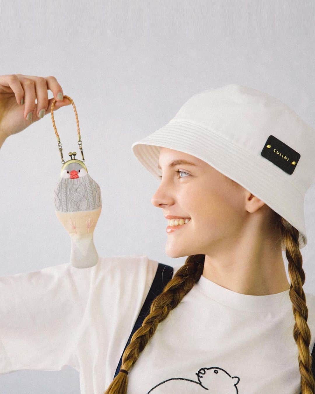 FUDGEのインスタグラム：「‣ ‣ ‣愛らしい動物たちがたまらない！《nakineko》の文鳥がま口ポーチと《arica》のねこのブローチ  細かいところにもこだわり、丁寧に作り上げたアイテムは ハンドメイドならではの温かみのある商品に仕上がりました。  遊び心を満たす、かわいくてたまらない動物モチーフのアイテムをご紹介！  @fudge_online_store - - - - - - - - - - - - - - - - - - - - - - - - - -  1枚目 ✔#がま口ポーチ￥19800／FUDGE×nakineko ✔#Tシャツ￥4290／POU DOU DOU ✔#オーバーオール￥25300／MIDIUMISOLID  ✔#帽子￥15400／CULLNI （全てFUDGE ONLINE）  2枚目 ✔#ブローチ／FUDGE×arica ✔#シャツ￥18700／URVIN ✔#デニムパンツ￥18700／caqu  3枚目 ✔#がま口ポーチ￥19800／FUDGE×nakineko  4枚目 ✔#ブローチ／FUDGE×arica  @fudge_online_sore @nakineko0114 @arica_aki #ファッジオンライン #ファッジ通販 #ハンドメイド #ブローチ #がま口ポーチ  - - - - - - - - - - - - - - - 『FUDGE』2023年６月号の特集は『NEW PARIS GUIDE 旅行誌じゃ教えてくれない、とっておきのパリガイド』なにせ見所の多いパリの街。 エッフェル塔に凱旋門、ルーブル美術館……もちろん必ず訪れるべき場所はあるけれど、それだけじゃつまらない。 それでは旅行ガイドをこちらの本誌に持ち換えて、今度はパリジェンヌのように街を歩いてみましょうか。 この街に暮らす3人の女の子の、リアルなお気に入りアドレスをご案内。  全国の書店、コンビニ、webで人気販売中です！◎ ぜひ最新号をゲットして @fudge_magazine をタグ付けしてくださいね！  《FUDGEの他のアカウントも更新中》 ⌎men'sFUDGE @mensfudge ⌎snap @fudge_snap ⌎online store @fudge_online_store  ⌎friend @fudge_friend  ⌎coffee @fudge_coffee  #fudge #ファッジ #fudge_magazine #洋服好きな人と繋がりたい #服好き #おしゃれ女子 #おしゃれ好き #お洒落好き #お洒落女子 #シャツ #Tシャツ #靴 #くつ #ボトム #トップス #コーディネート」