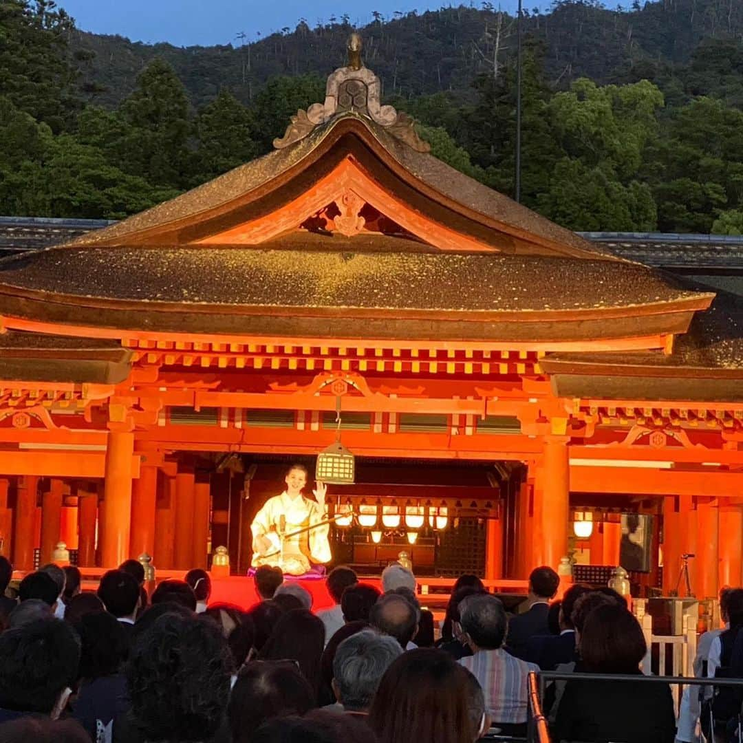 林家あずみさんのインスタグラム写真 - (林家あずみInstagram)「なななななななななんと！！ 一昨日、世界遺産で国宝の厳島神社の高舞台で三味線漫談させてもらえました🥲✨ もう2度と無い一生に一度の経験をさせてもらえました！ この高舞台で三味線漫談した者は世界初だと思います😂  デリカウィングの細川会長が師匠たい平に奉納落語をお願いして下さり、私は師匠たい平の バーターもバーターのおまけで便乗させてもらえました！！ 師匠の弟子で本当に良かったと心からの感謝を師匠と細川会長にお伝えしました。  あじかんの皆様や、高校の友人高橋君（広島在住）も観に来てもらえ、嬉しかったです。  私の18分間で空が夕方から夜に変わっていきました✨  美しさと厳かさと澄み切った空気に包まれる中 700人の皆様の前での高座、世界遺産、国宝の舞台での高座、色んな思いが込み上げ 緊張し過ぎて、パニック状態でした。  温かいお客様の笑い声と時折聞こえる満ちた波の音でこの世の現実とは思えない夢のような空間でした。  #厳島神社 #国宝 #世界遺産 #林家たい平 #三味線漫談 #林家あずみ」6月2日 12時38分 - kurohime424