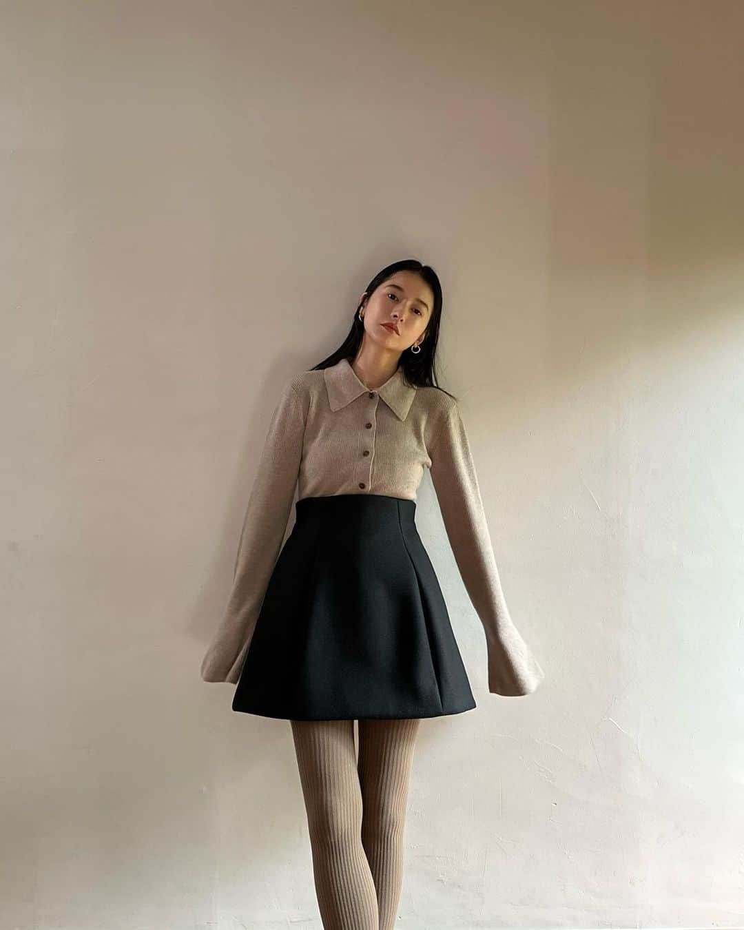 松本恵奈さんのインスタグラム写真 - (松本恵奈Instagram)「こんにちは。今日から先行予約アイテムを沢山ご紹介していきたいと思います♡ このawはミニスカートがすごく気分だったので初めてclaneで作ってみました♡ 構築的なシルエットも可愛くて中にショートパンツも一体型でついているので安心して履いていただけます♡私は絶対2色買いする予定です😊上に合わせているニットもとても着心地が良く、フレアスリーブがポイントの一枚です♡襟とボタンが付いているのでアウターの中などに合わせても可愛いです♡ 是非お楽しに！ #clane 先行予約アイテム」6月2日 12時42分 - ena1123