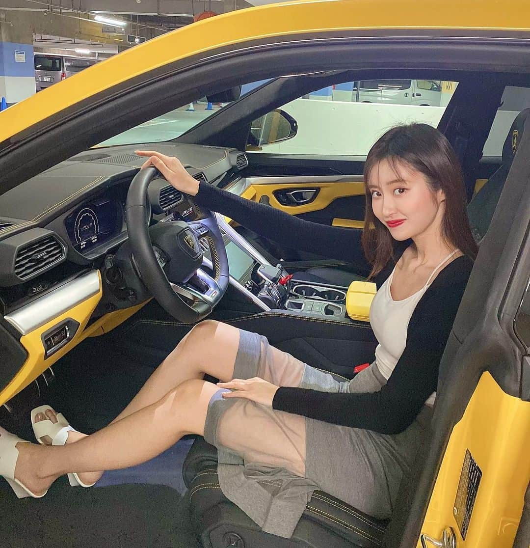 月中秋実さんのインスタグラム写真 - (月中秋実Instagram)「・ ・ きいろと黒が一番すき🐝 ・ ・ #car#lamborghini」6月2日 12時42分 - tukinakaakimi