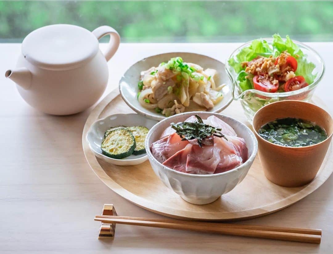 haru.のインスタグラム：「. こんにちは〜＊ . 今朝はブリの出汁茶漬けとか、ズッキーニ焼いたのとか。 おいしかったー✨ . 雨ですね…。 かなり降ってますが、みなさまのところは大丈夫でしょうか？ . 今日はおうちから出ずに家でお仕事していようかと思います。。 . . . #箱根おうちごはん」