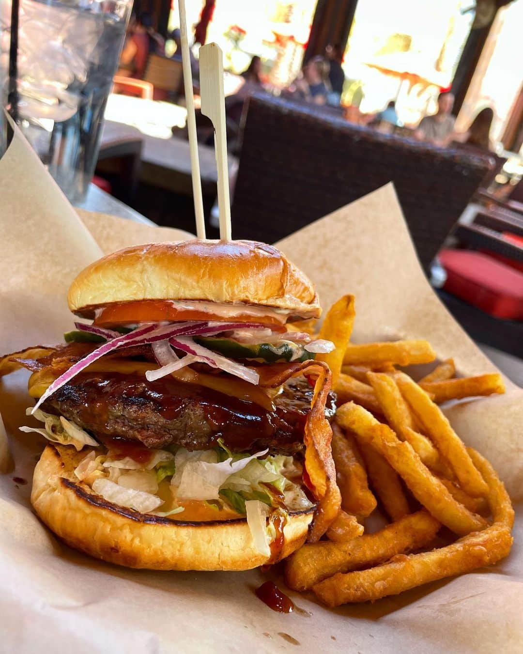 坂井雪乃さんのインスタグラム写真 - (坂井雪乃Instagram)「Lazy Dog Restaurants🍔🐶❤️  Las Vegasで一番美味しくてお気に入りのハンバーガーレストラン🍔🍽️✨✨ パテがジューシー！！！ フレンチフライもカリカリのホクホクで止まらないの🍟❤️  わんちゃんOKなのでちびらもハッピーでした🐶💓✨✨  #ハンバーガー #hamburger #ハンバーガークラブ #burger #yukino_travels  #yukino_vegas」6月2日 12時47分 - yukino_sakai