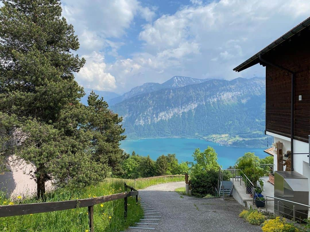 北川桜さんのインスタグラム写真 - (北川桜Instagram)「北川桜 から スイス 写真が届きました🇨🇭  思わず深呼吸したくなります✨ 少しづつアップしていきますね！  また配信も行いたいと言っておりますので　またこちらもお知らせします📢 　 #ヨーデル #北川桜 #スイス #国際交流 #自然保護 #絶景 #自然」6月2日 12時49分 - sakura_edelweissmusikanten