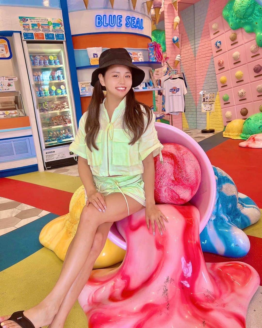 のインスタグラム：「もう６月☔️☔️🌈 一年あと半分🧚🏻‍♀️💭 大人になるとあっとゆうまだよ〜って 本当だったんだね🌠笑  #膝下どえらい長い」