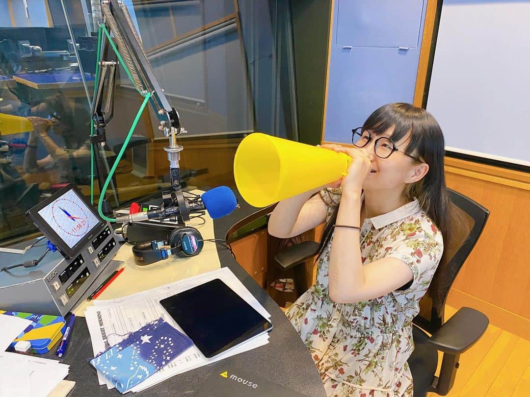 土井コマキのインスタグラム：「うっちー早く良くなってね🫶今朝のBright Morning 代打させてもらいました。6:00-12:00って新鮮でした。おはよう〜こんにちは、に流れてゆく時間。朝からアクの強い話題多めですみません😅  みんなでプチ目標を宣言しあったり、朝ごはんをちゃんと食べたり、ヨガとか、うっちーらしい、心健やかに週末へと向かう仕掛けがたくさんで、見習いたいなと思いました。  お付き合いありがとうございました😊タイムフリーでいいので、私の番組も聞いて貰えたら嬉しいです。 #fm802」