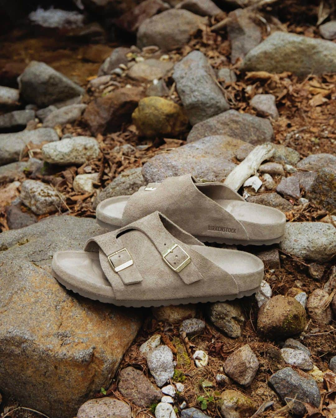 BEAMS MENさんのインスタグラム写真 - (BEAMS MENInstagram)「… BIRKENSTOCK × BEAMS 『ZURICH』 . 2019年春夏シーズンに別注し、瞬く間に完売となったモデル『ZURICH』の“オールトープ”が再び登場。 アッパーには柔らかく上質なスエード、フットベッドのライナーにはマイクロファイバーを採用。カラーや素材感を統一することで、洗練された一足に仕上がりました。 本アイテムは、6月2日（金）〜 6月16日（金）の期間で〈BEAMS〉レーベルの各店舗、公式オンラインショップにて予約を受付け、6月24（土）に発売です。 . Direction&Styling_ @toshihirooku Photography_ @tetsuokashiwada Hair&makeup_ @shotaro.ao . @birkenstock @birkenstock_jp @beams_official @beams_mens_casual #birkenstock #beams #zurich #ビルケンシュトック #ビームス #チューリッヒ」6月2日 12時59分 - beams_mens_casual