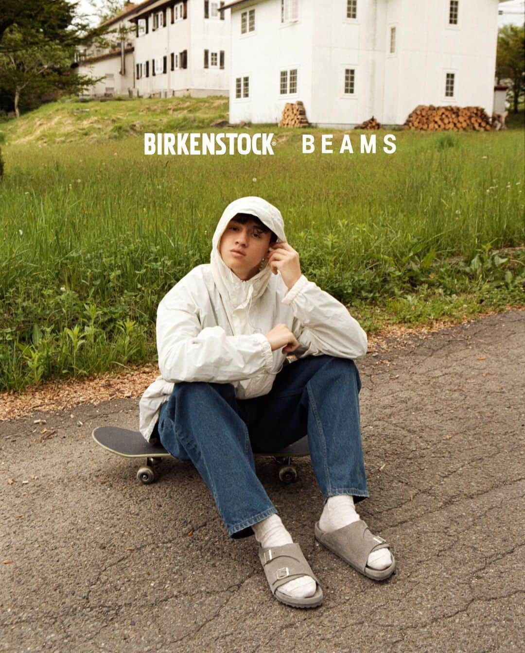 BEAMS MENさんのインスタグラム写真 - (BEAMS MENInstagram)「… BIRKENSTOCK × BEAMS 『ZURICH』 . 2019年春夏シーズンに別注し、瞬く間に完売となったモデル『ZURICH』の“オールトープ”が再び登場。 アッパーには柔らかく上質なスエード、フットベッドのライナーにはマイクロファイバーを採用。カラーや素材感を統一することで、洗練された一足に仕上がりました。 本アイテムは、6月2日（金）〜 6月16日（金）の期間で〈BEAMS〉レーベルの各店舗、公式オンラインショップにて予約を受付け、6月24（土）に発売です。 . Direction&Styling_ @toshihirooku Photography_ @tetsuokashiwada Hair&makeup_ @shotaro.ao . @birkenstock @birkenstock_jp @beams_official @beams_mens_casual #birkenstock #beams #zurich #ビルケンシュトック #ビームス #チューリッヒ」6月2日 12時59分 - beams_mens_casual