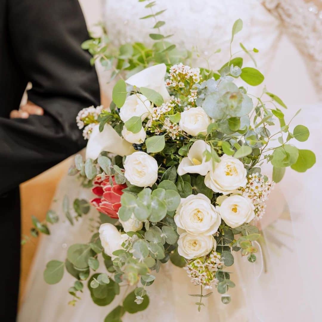 ゼクシィさんのインスタグラム写真 - (ゼクシィInstagram)「. 【花嫁こだわりの素敵ブーケ💐✨実例集】 . 形、色、花の種類など 花嫁の理想がたくさん 詰まったブーケ💐 . 「花材」にこだわる、 「雰囲気」にこだわる、 「好き」にこだわる……etc  今回は、 先輩花嫁４人のブーケをご紹介！  @ay_wedding15 さん @yukino_wd さん @nm_a_wedding さん @s_a_wd0213 さん . +♥+:;;;:+♥+:;;;:+♥+:;;;:+♥+:;;;:+♥+:;;;:+♥ . プロポーズから結婚式まで素敵なお写真募集中！ . ゼクシィ公式アカウントでお写真を紹介してみませんか？ 【#ゼクシィ2023】 を付けて投稿してください♡ . +♥+:;;;:+♥+:;;;:+♥+:;;;:+♥+:;;;:+♥+:;;;:+♥ . ▼公式アプリもCHECKしてね ゼクシィアプリはURLから @zexyrecruit  ▼理想の会場探しをプロがサポート！ ゼクシィ相談カウンターもCHECK @zexy_counter のURLから  #ウェディングブーケ#オーダーブーケ#ウェディングブーケオーダー _ #プレ花嫁#結婚式準備#花嫁準備中#結婚式レポ#2023夏婚#2023秋婚#2023冬婚#2023秋婚プレ花嫁#2023冬婚プレ花嫁 _ #ゼクシィアプリ#ゼクシィ」6月2日 13時00分 - zexyrecruit