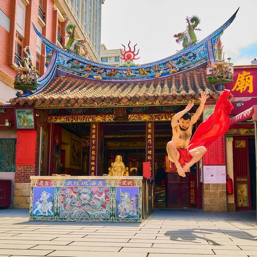 五十嵐結也のインスタグラム：「ふんどし日和　in 台湾🇹🇼  台北霞海城隍廟（Taipei Xia Hai City God Temple）  photo by 飯野高拓 @iino_dance_camera   ※お寺の方に許可を頂いて撮影しております。 IKU老師に繋げて頂きました。 @ikulaoshi   「台湾ナンバーワン縁結びスポット」 台北市の中心部にある「霞海城隍廟（しあはいちぇんほあんみゃお）」は台湾一の縁結びのパワースポットとして有名！恋愛成就にご利益があるということで知られています。（そして、俺の名前は"結也！"ご縁を勝手に感じてる😂）  恋愛の神様である「月下老人」が祀られており、地元台湾の人はもちろん、海外から訪れる人もたくさんおり、特に日本からの観光客が多いそうです。  霞海城隍廟には「月下老人」だけでなく、たくさんの神様が祀られており、中でも「義勇公」は旅の安全や災厄から人を守ってくれる神様といわれています。  #霞海城隍廟 #臺北 #台湾 #ふんどし日和 #ふんどしダンサー」