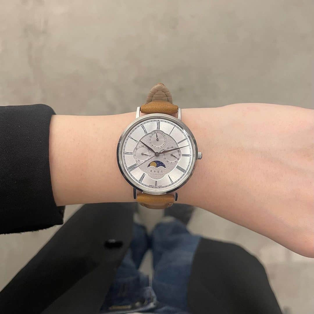 Maker's Watch Knotのインスタグラム：「こんにちは、天神ギャラリーショップの山本です🍜  今日はジャケットスタイルに合わせてクラシックかつワンポイントになるムーンフェイズをカスタムしました🌝  こちらシルバーxシルバーの文字板は存在感と上品さのバランスが絶妙！個人的オススメカラーNo.1です🥇  ストラップは文字板の美しさを引き立てるワキシングレザー。 裏面は防水仕様になっているため汗雨対策もばっちりです。 皆様もぜひ、店頭でお気に入りのカスタムを見つけてみてください！ご来店、心からお待ちしております。  時計:クラシックムーンフェイズ（CMP-38SVSV） ストラップ:エルゴポック（HP1-160K） バックル:EB-16SV  #knotwatch #watch #wristwatch #japan #madeinjapan # 時計#腕時計#国産時計#カスタムオーダー#福岡#天神#大名 #fukuoka#tenjin#손목시계 #맞춤형 #오모테산도#手表#定制」