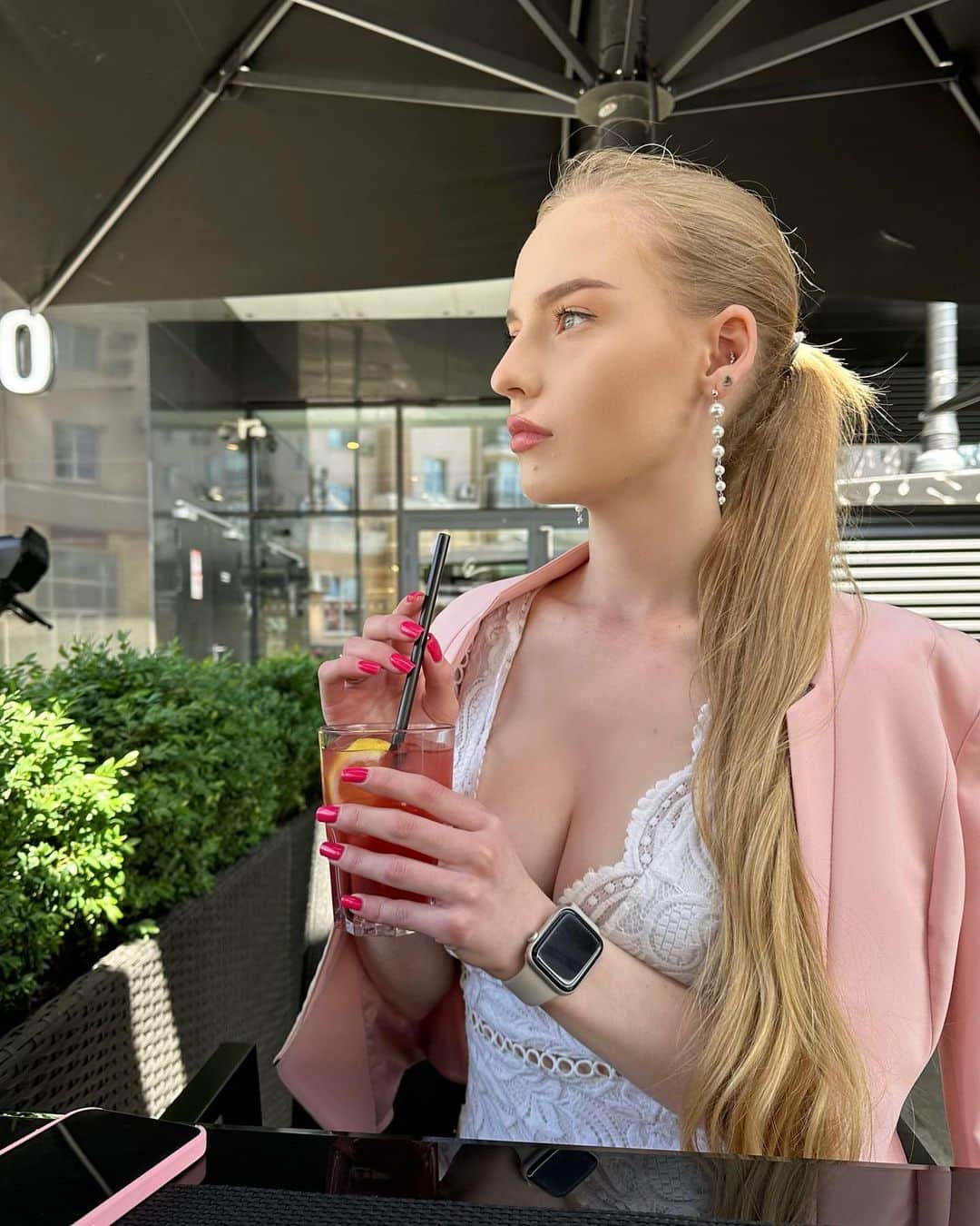 オクサナ・ネベセラヤのインスタグラム：「Открыли сезон посиделок на летних террасах🤍」