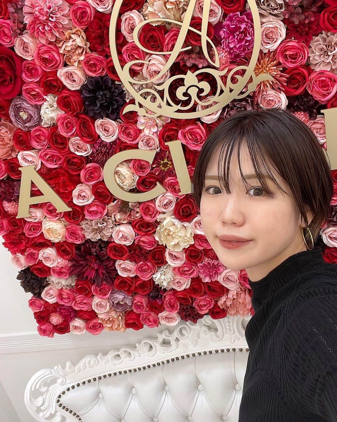 森本レオ子のインスタグラム：「💜 A CLINIC新宿院（@aclinic_shinjuku）でAスレッドを受けてきました☺️担当は吉川彩先生（@aclinic_yoshikawa）。施術の痛みに少し不安がありましたが、話しやすくフレンドリーな先生が丁寧に説明して下さったのでリラックスできました🥰🥰 ・ ・ ・ 最近はマスクをハズしての収録が増えてきて、ほほのたるみやほうれい線が気になっていましたが、なるべくナチュラルにキープしたい私のワガママ😗にもバッチリ応えて下さる仕上がり😳🥰 ・ 左右2本ずつの糸でしっかりナチュラルに悩みが解消されました😆施術が終わった直後から効果が実感できたのが感激でした💜 ・ ・ ・ 当日もその次の日も全く腫れがなく、なかなか仕事を休めない身としてはとてもありがたい🥹ここから約1ヶ月でもっとなじんで効果が出てくるそうなので経過が楽しみです✨️💓‪ ・ ニキビ跡にも悩んでいるから次はダーマペンも受けてみようかな🧐  #aスレッド #糸リフト #aclinic #aclinic銀座 #aclinic横浜 #aclinic新宿 #aclinic名古屋 #aclinic大阪 #aclinic福岡 #aclinic池袋 #acllinic仙台 #aクリニック #エークリニック#小顔 #リフトアップ #スレッドリフト #小顔整形 #たるみ改善 #美容外科 #美容皮膚科 #美容クリニック #吉川彩」