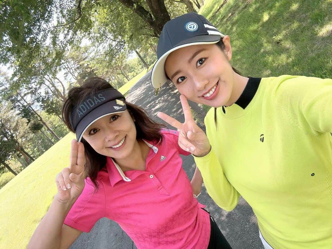 守永真彩のインスタグラム：「. . 趣味・ゴルフ⛳️  5月はひたすら「耐える」ゴルフをしておりました。笑 というのも肋骨の不全骨折してしまったため、ショットするたびに激痛🤣  痛みに耐えつつゴルフ🏌️‍♀️ (人にはオススメできません)  5月はラウンド2回＋ショート1回まわったのですが、 そのうちの一回は母、白石まるみと⛳️ 年齢を重ねて親子で楽しめる趣味があるのは嬉しいです😊  これからいっぱい一緒に行けるといいなー🫶✨  スコアは 【前半68、後半58の　126 】 4月からゴルフにハマって少しずつスコア良くなってきてたのに、ここで大崩れ😂 全部骨のせいだ。←(いやただ下手なだけです)  #ゴルフ　#めざせ100ぎり #100ぎり #親子　#ゴルフ女子　#趣味  P.s. 母がInstagramをはじめたので良かったらフォローしてあげてください🫶 @marumishiraishi」