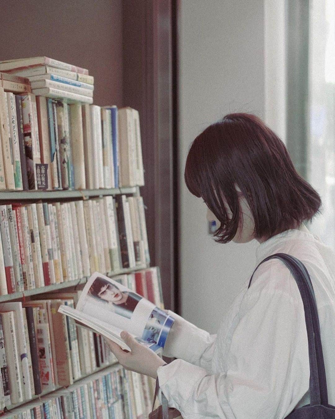 Karin.（カリン）さんのインスタグラム写真 - (Karin.（カリン）Instagram)「真面目に本を読んでいる集  Photo by @fujimura_hiyori_」6月2日 13時28分 - _karin_official