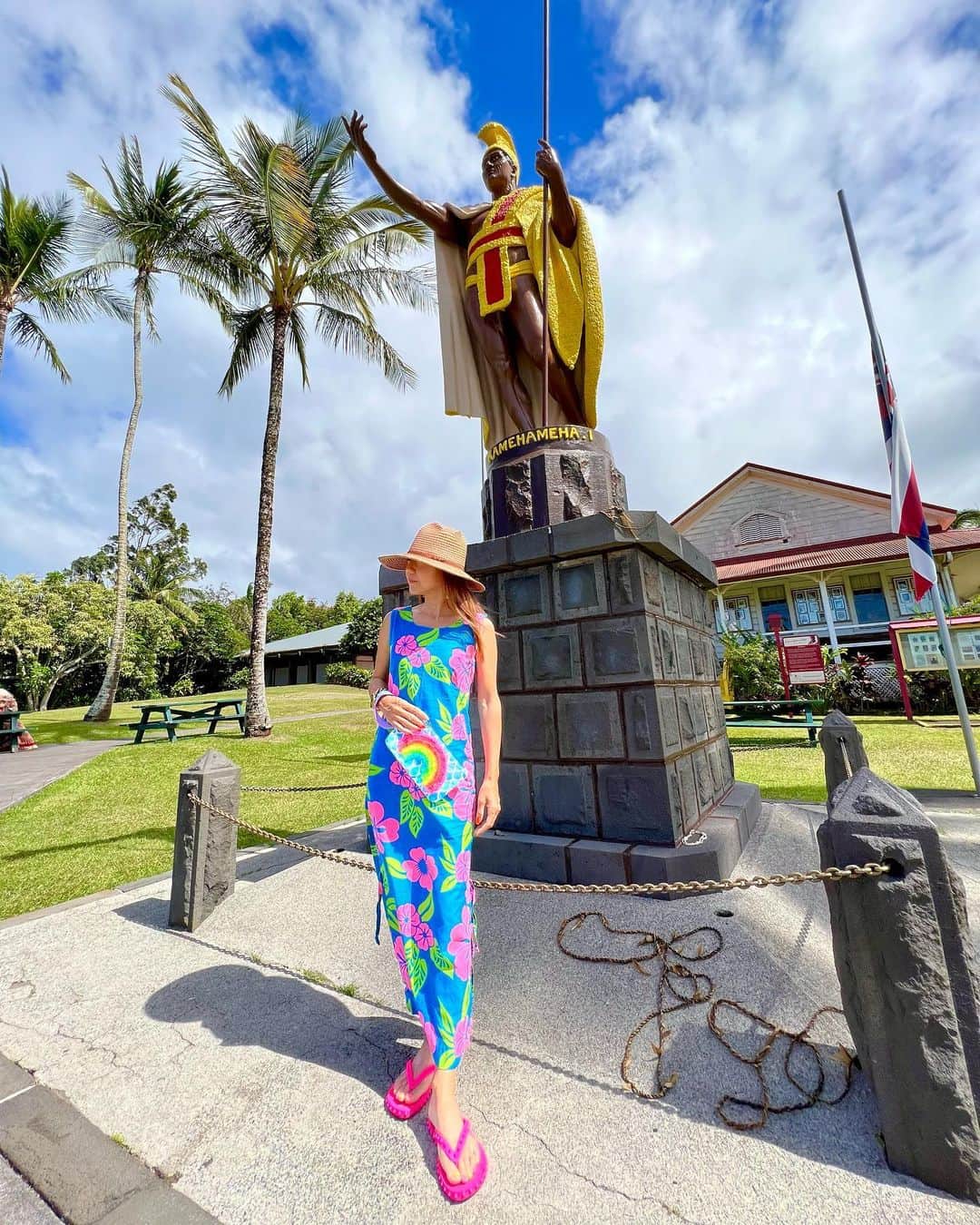 Moco Lima Hawaiiさんのインスタグラム写真 - (Moco Lima HawaiiInstagram)「レインボーリストレット/ブルー  カメハメハ大王蔵、実は全部で4体あるのをご存知ですか？  こちらはハワイ島 カパアウにあるカメハメハ大王像。  個人的に私は1番好きな大王像です😆  ホノルルにある大王像はスマートでカッコよすぎちゃって👎👎👎　笑  #ハワイ歴史#文化#カメハメハ大王#オリジナル#元祖#ハワイ島#歴史#勉強#巡り#楽しい旅#ハワイ文化#ムームー#モコリマハワイ#デザイナー#旅行好き#自由人#気まま旅#親子旅行#三代#ハワイ旅行#卒業旅行#女3人旅#ハワイ好き#ハワイ大好き#青空#kamehameha#hawaii#mocolimahawaii#bigisland#trip」6月2日 13時22分 - mocolimahawaii
