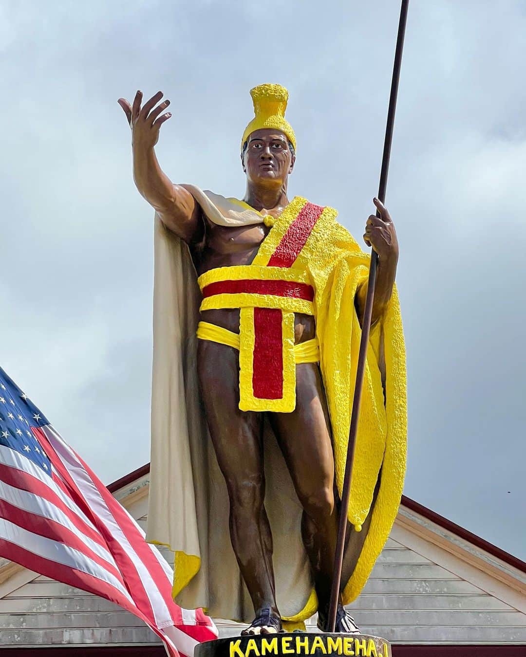 Moco Lima Hawaiiさんのインスタグラム写真 - (Moco Lima HawaiiInstagram)「レインボーリストレット/ブルー  カメハメハ大王蔵、実は全部で4体あるのをご存知ですか？  こちらはハワイ島 カパアウにあるカメハメハ大王像。  個人的に私は1番好きな大王像です😆  ホノルルにある大王像はスマートでカッコよすぎちゃって👎👎👎　笑  #ハワイ歴史#文化#カメハメハ大王#オリジナル#元祖#ハワイ島#歴史#勉強#巡り#楽しい旅#ハワイ文化#ムームー#モコリマハワイ#デザイナー#旅行好き#自由人#気まま旅#親子旅行#三代#ハワイ旅行#卒業旅行#女3人旅#ハワイ好き#ハワイ大好き#青空#kamehameha#hawaii#mocolimahawaii#bigisland#trip」6月2日 13時22分 - mocolimahawaii