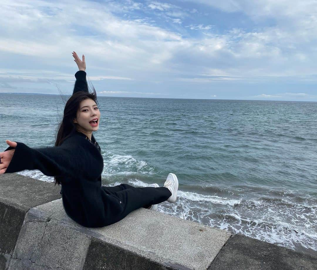 神木麗のインスタグラム：「鎌倉🌊  凄くリフレッシュできました！ 招待して頂きありがとうございました🩵  何から何まで素敵すぎました 本当にありがとうございました  皆、久しぶりのおふざけれいにゃんあげる♡  #3rd HOUSE#鎌倉#海#サイクリング#にゃ〜」