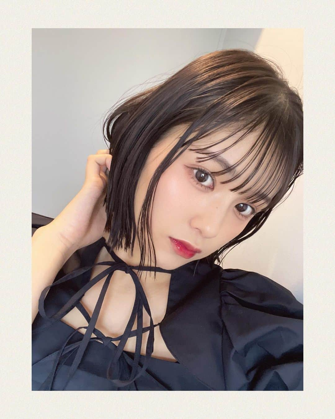 石井蘭のインスタグラム：「Black🖤🥀  モードなファッションが似合う 女性になりたい石井です笑 そんな事より この服可愛いすぎる🤦‍♀️💞  #石井蘭#04년생 #allblack #instafashion#ootd#outfitpost」