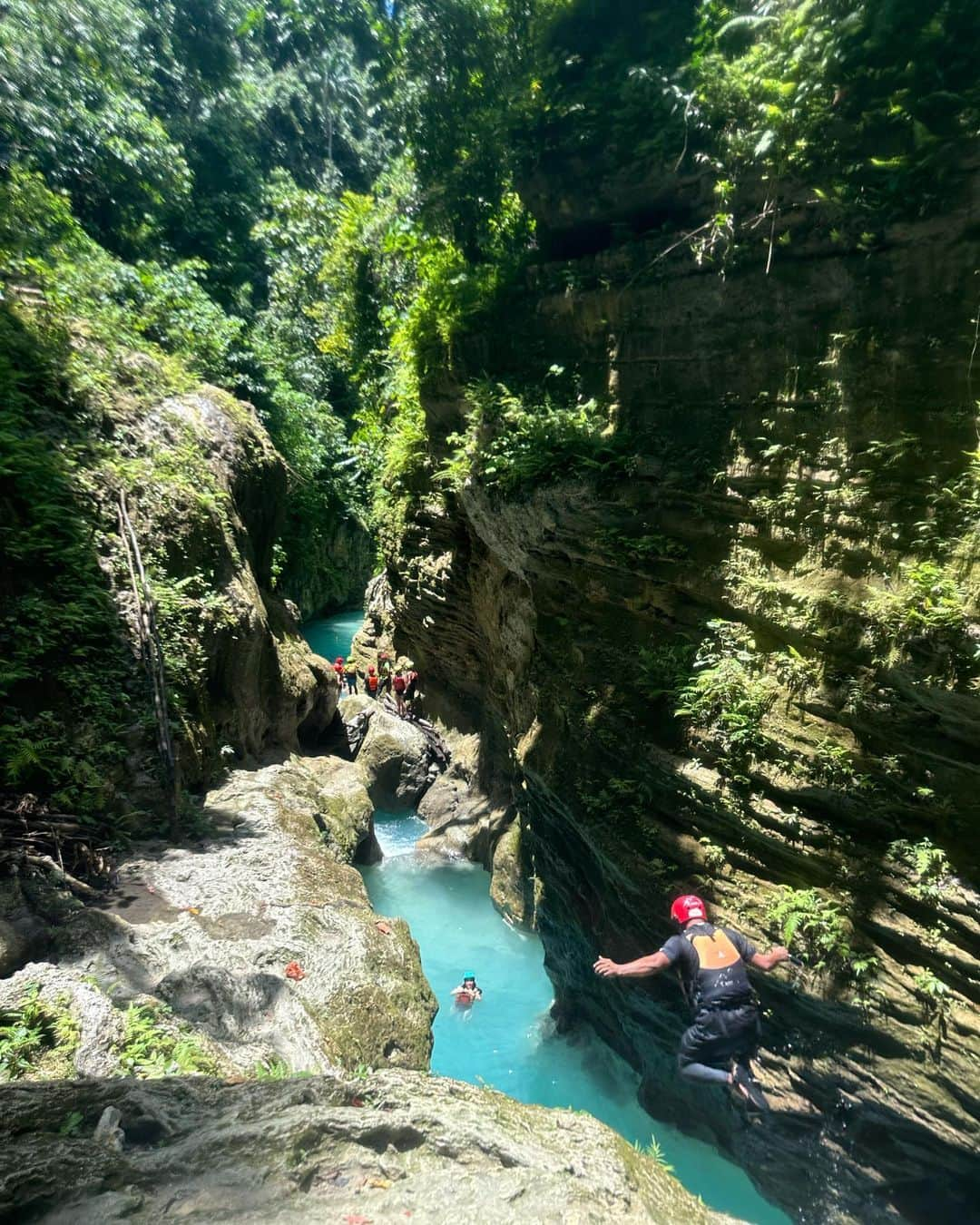 黒木桃子のインスタグラム：「📍Kawasan falls / cebu アドベンチャーの続き。  カワサンでは色々なポイントから飛び込みが出来る！  ということで、私も初めてチャレンジしてみたよ♪  1番高い崖(確か10-15mくらい？)からのダイブは本当に怖かった🥹 飛び込む前はビビリにビビりまくり、隣にいた参加者さんに励まされ、意を決して助走をつけてジャンプ！  達成感・爽快感共に終わった後は最高の気分✌️ 勇気を出してやって良かった♡  その他にも後ろ向きでウォータースライダーしたり、スリル満点のアドベンチャーでした💯  コンタクトの人はいざという時の為に変えを持っていくべし！飛び込んだ時吹っ飛んだ🤣  canyoning、ハマっちゃいそう。またしたいなぁ…✨🤍おすすめのスポット情報求む！  @kawasancanyoneering  のお陰で、安心して初のキャニオニングが出来ました☺️🌈おすすめ！  #canyoning #cebutrip #kawasanfalls #スリル満点 #飛び込み #キャニオニング #アドベンチャー #アウトドア #アクティビティ #ひとり旅女子 #もっと楽しいフィリピン #旅好きと繋がりたい #旅好き女子 #自然で遊ぶ #川遊び #カワサン滝 #セブ島」