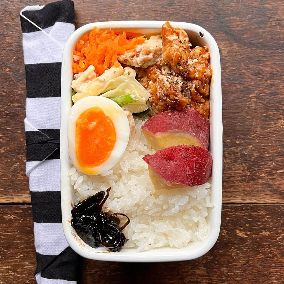 Rocoのインスタグラム：「06.02 ６時起きで作ったけどやっぱり食べる時間がないからいらないと置いて行かれた弁当…(帰宅したら私が食べます)  #roco弁#お弁当#obento#bento#野田琺瑯#大学生弁当」